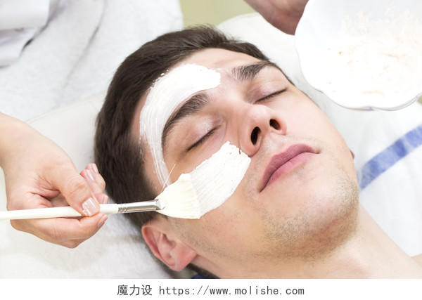 正在给男士做面部护理放松解压面部清洁脸部男士